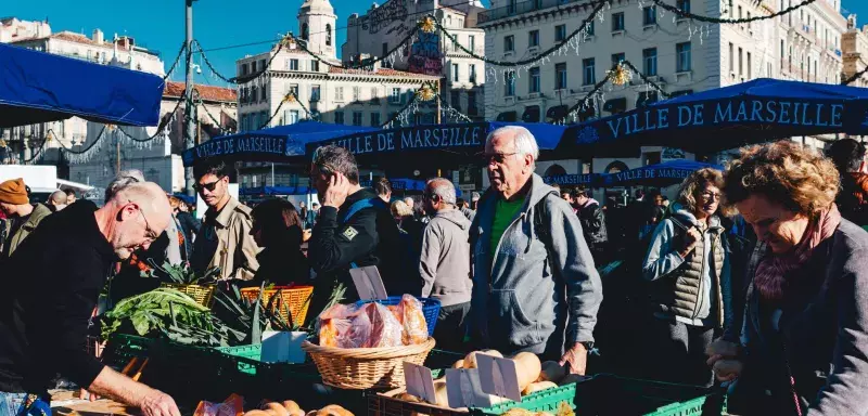 Sur le Marché du Vieux Port, Marseille est une chanson (Reportage)