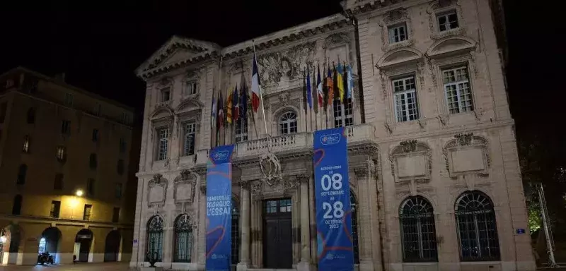 Lumières éteintes à l’hôtel de ville de Marseille en hommage aux victimes de Gaza !