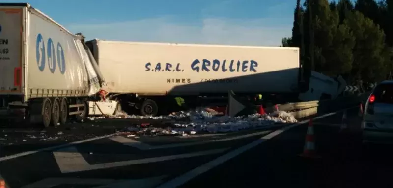 Une photo de l’accrochage des deux camions à Lunel, entre Nîmes et Montpellier. (Christophe Lautier/Twitter) 