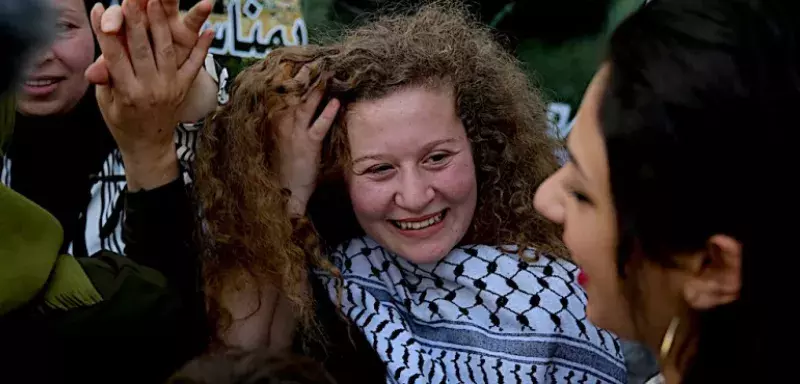 Ahed, couverte d’un keffieh, a été accueillie par ses proches et soutiens dans une ambiance de fête, la foule scandant « nous voulons vivre libre ! »