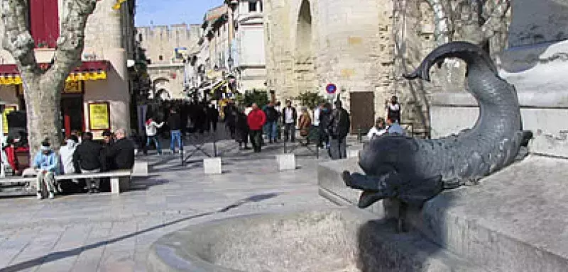 Une place de la ville gardoise d'Aigues-Mortes (DR)