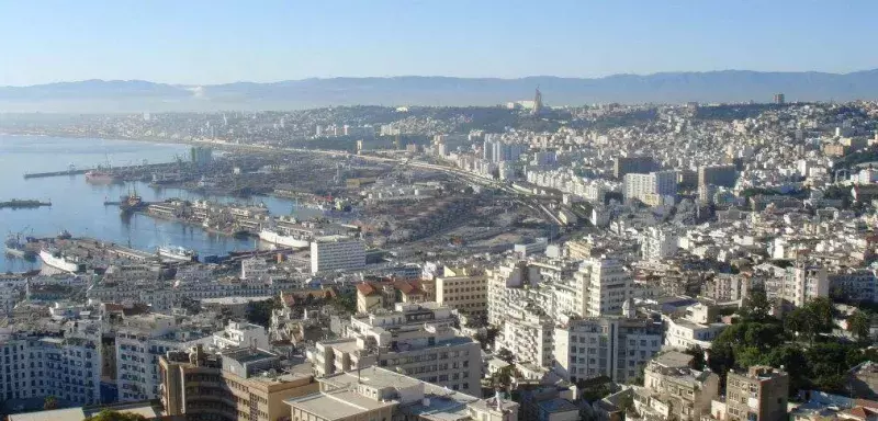 les cafés dressent des terrasses avec consigne de rester ouverts tard dans la nuit... (DR)