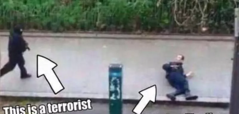 à droite le policier Ahmed Merabet, de confession musulmane, mort en tentant d'arrêter les terroristes après leur attaque meurtrière, et à gauche un des terroristes, qui l'a abattu d'une balle dans la tête.