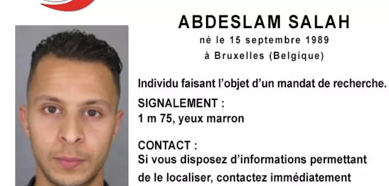 Suspecté d’être impliqué dans les attentats terroristes qui ont frappé Paris, Abdeslam Salah mesure 1 mètre 75 et a les yeux marrons, indiquent la police nationale.