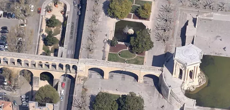 C'est sur l’aqueduc des Arceaux de Montpellier que le père a décidé de monter pour sortir une banderole réclamant le respect de ses droits. Un négociateur tente de l'approcher. (© Google Maps)