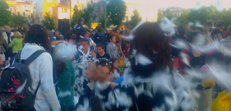 Pendant ce “Chaud dehors” à Aubagne, les minots se sont régalés à se recouvrir de plumes les uns les autres. (J.C.S)  