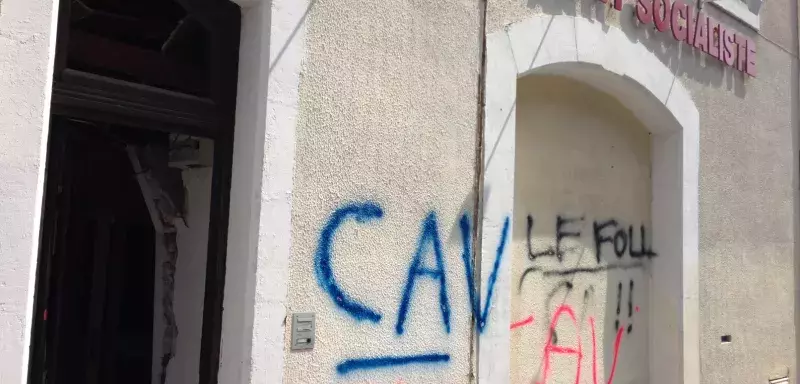 Sur la façade de la fédérations socialiste, les inscriptions « CAV » (le sigle du Comité d'Action viticole) et « Le Foll !!! » (le nom du ministre de l'Agriculture) ont été taguées. 