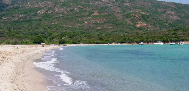 La villa a été construite sur une zone encore peu peuplée de l'extrême-Sud de la Corse, près de la plage de Balistra et l'anse de Rondinara (DR)