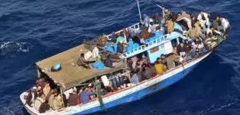 Le bateau a heurté des rochers et s'est échoué.