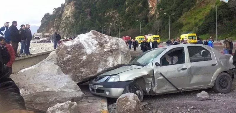 la falaise qui borde cette route aurait été fragilisée suite à de fortes pluies... (bejaïainfo.com)