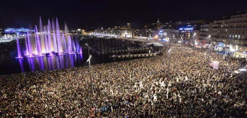 Une impressionnante clameur s’est répandue au crépuscule, donnant le coup d’envoi des festivités... (DR)