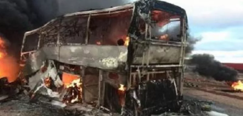 le bus a pris feu après l'explosion du camion... (DR)