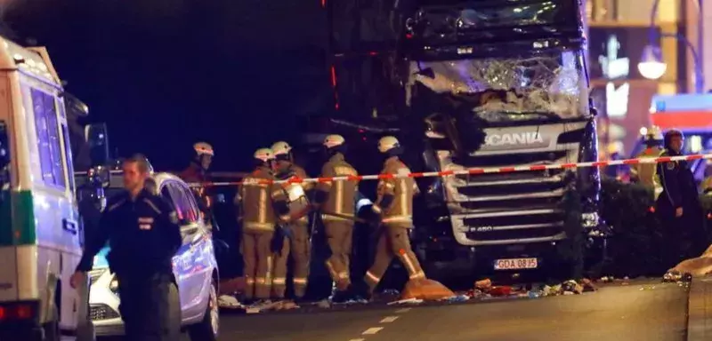 Un peu plus de 6 mois après l'attentat terroriste perpétré à Nice, en France, voici le camion qui a foncé sur la foule, ce soir, au coeur du marché de Noël de Berlin en Allemagne. (Capture d’écran Le Figaro/Twitter)