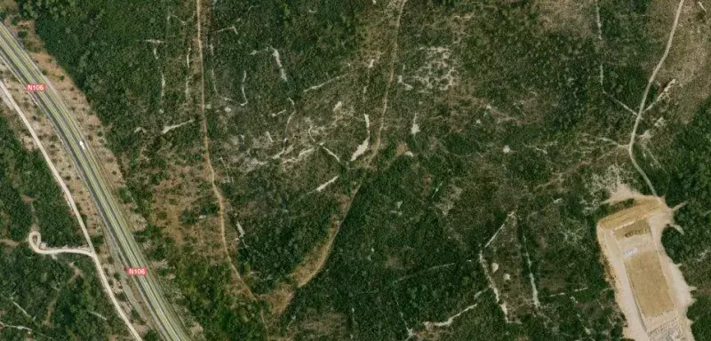 C'est sur un petit chemin du Camp des Garrigues que les deux corps calcinés ont été retrouvés dans une Citroën ZX, non loin de la RN 106, au nord de Nîmes. (© Google Maps)