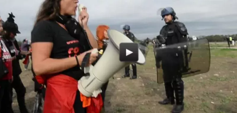 Les manifestants ont quitté les abords du stade pour tenter de pénétrer par les champs et les chemins dans le centre de la localité dont tous les accès étaient barrés par de hautes barrières en métal.