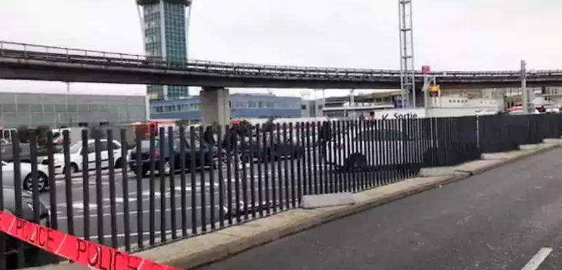 Direct Live Vidéo : Opération de police en cours à l’aéroport d’Orly-Sud où un homme a été abattu. (©  Brut)