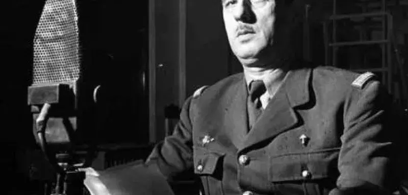 Charles de Gaulle a été déchu de la nationalité française par décret avant de relever la tête de la France avec tous ses résistants de valeurs.