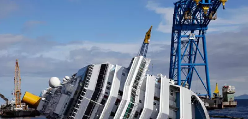 Le Costa Concordia pesant 114.500 tonnes s'était échoué sur des rochers à quelques dizaines de mètres de l'île du Giglio durant la nuit du 13 janvier... (DR)