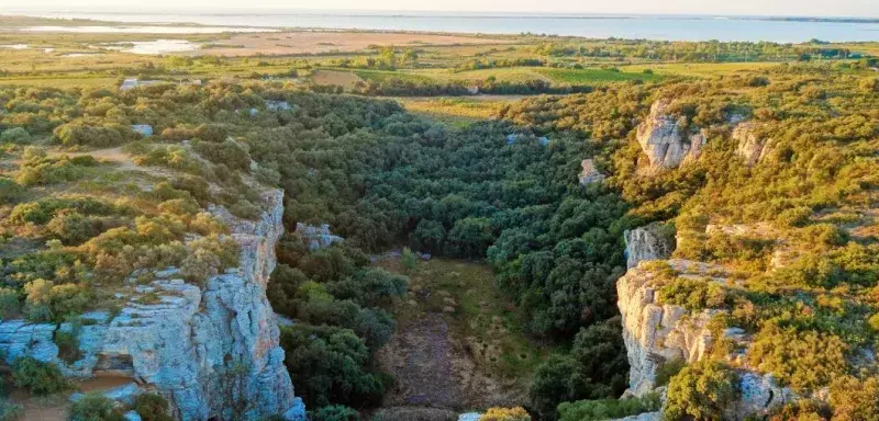 Zoom sur le Creux de Miège de la Ville de Mireval, cet espace dont les grottes servaient il y a 6000 ans d’abris à nos tribus ancestrales ! (© Réseau Drone)