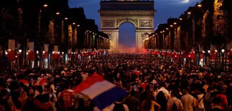 Les gens ne pouvaient que sortir de chez eux pour fêter l'événement et scander le fameux « On est en finale ! On est en finale, on est, on est, on est en finale ! » (DR)