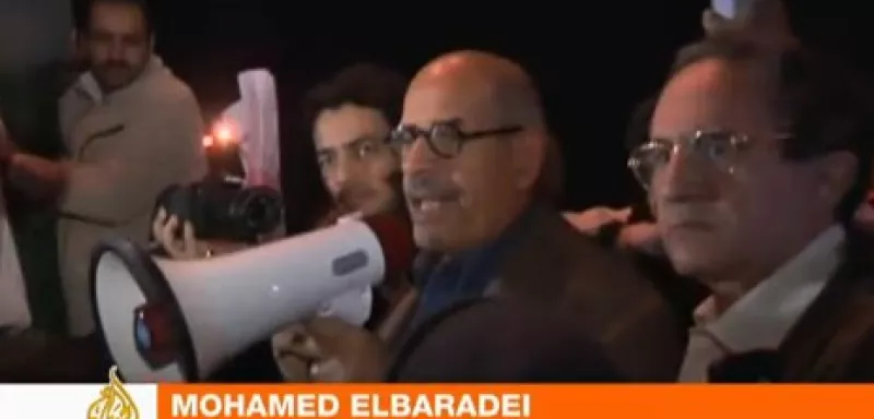 Mohamed El-Baradei dans la foule durant les manifestations. (DR)