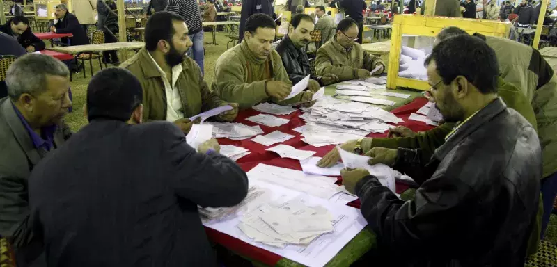 Dépouillement dans un bureau de vote. (Xinhua)