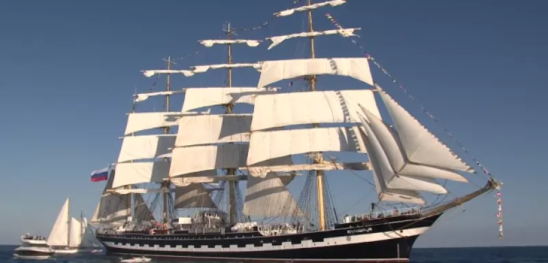 Plus de cent navires traditionnels de toutes catégories se sont rassemblés au port de Sète. (© Gérard Corporon)