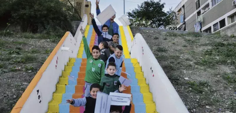 une association de Tizi Ouzou, à l’est de la capitale, a repeint l’escalier d’un quartier populaire pour que les enfants jouent dans un environnement agréable... (DR)