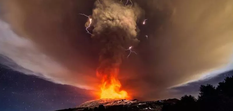 Dans cette photo de l’éruption de l’Etna, on observe la formation d'un pyrocumulonimbus, générateur de foudre, explique Météo Languedoc. (© Marco Restivo)