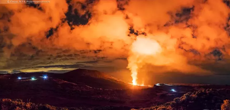 Flamboiement. Le 2 février 2017 à 4h20 depuis le Piton de Bert. Le Piton de la Fournaise fait son show son et lumière. (© Frog 974 Photographies)