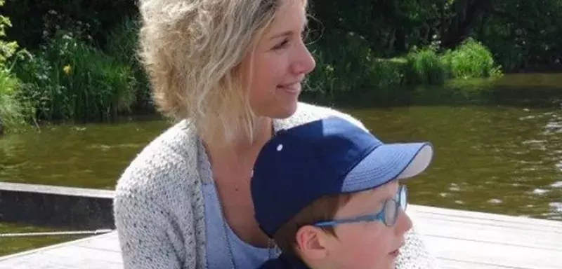 L'enfant victime d'un trouble non-diagnostiqué sera finalement bien scolarisé à la rentrée, mais en IME, Astrid Willemet témoigne. (Capture d'écran/Facebook)