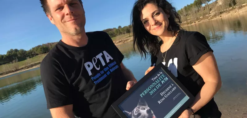 Plus grande organisation au monde œuvrant pour les droits des animaux, PETA a distingué Rémi Gaillard du titre de la personnalité 2016 de PETA.