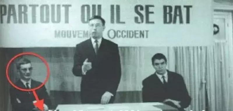  Gérard Longuet à gauche, écoutant Pierre Sidos, figure historique de l'extrême droite... (DR)