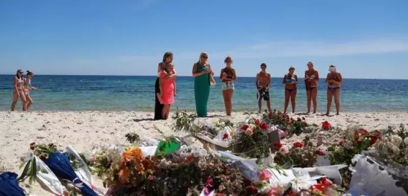 Des gerbes de fleurs en hommage aux 37 touristes exécutés le vendredi 26 juin... (DR)