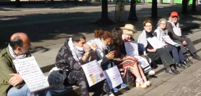 trois hommes et trois femmes se sont installés en journée à la Fontaine des Innocents, dans le quartier central des Halles de la capitale (DR)