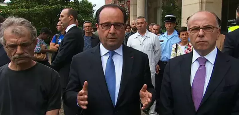 François Hollande, le président de la République et son ministre de l’Intérieur, Bernard Cazeneuve se sont immédiatement rendus sur les lieux, en cette heure grave où l’on traite des hommes comme des animaux, aux antipodes de toute humanité.  (© Elysée.fr)