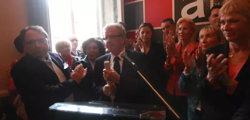 Jean-Pierre Moure, à l'inauguration de son local, avec notamment, Jacques Martin, Julie Frêche et Gabrielle Deloncle. (DR)