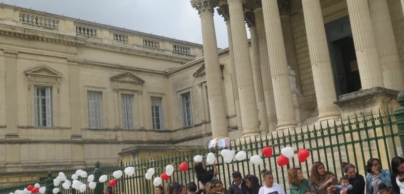 Une cinquantaine de personnes s’est rassemblée aujourd’hui devant la Cour d’assises de l’Hérault. Pour demander à l’avocat général et au procureur de la république de faire appel du verdict frappé du sceau de l’indécision dans l’affaire du meurtre de Salah sur le parking du Milk.