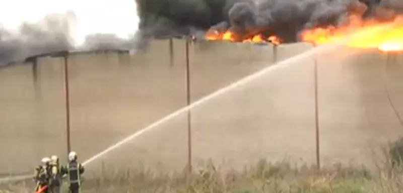 Le local industriel a pris feu ce matin un peu avant 9 heures, le stock contenu dans des cartons a occasionné d'importants dégâts matériels. ​45 sapeurs-pompiers et 14 véhicules sont intervenus sur le sinistre.