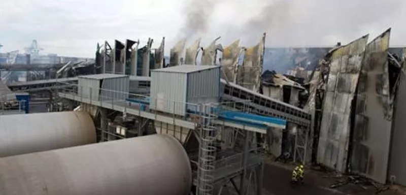 L’incendie a pris au cours de cette nuit sur l’incinérateur de déchets de Fos-sur-Mer. (D R).   