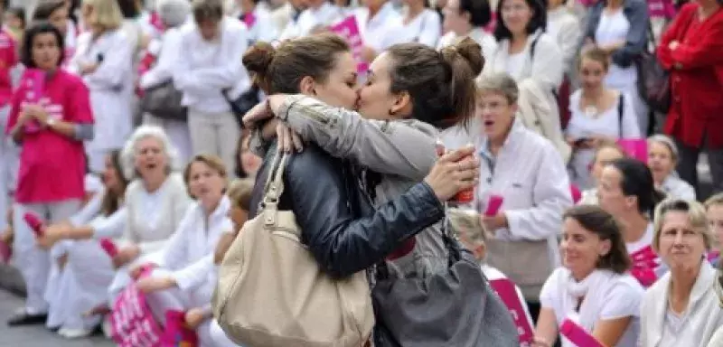 Cette photo prise par Gérard Julien de l'AFP,  lors d'une manifestation des opposants au droit au mariage des homosexuels, est devenu une icône de la lutte pour l'égalité. (© Gérard Julien)