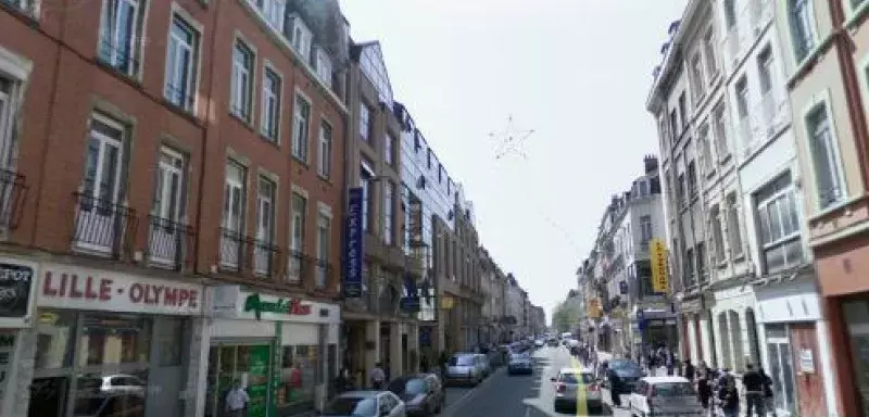 L’individu aurait utilisé une kalachnikov à l’entrée du Theatro, «club privé 100% RNB chic» de la rue Gambetta (DR)