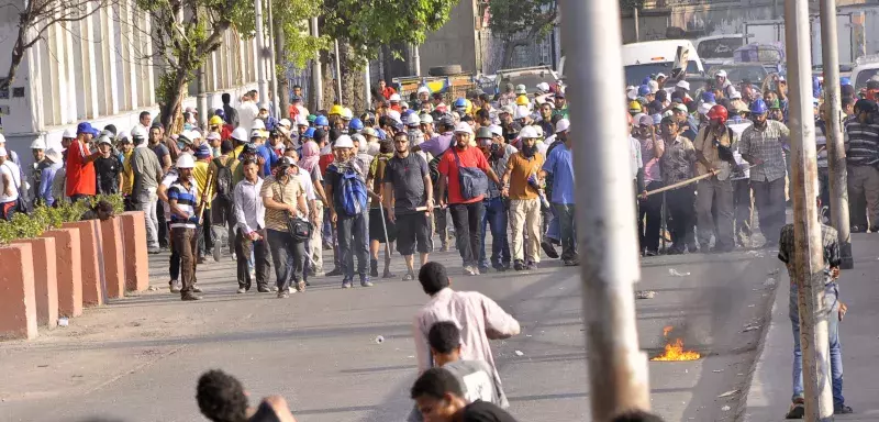 affrontements entre jeunes manifestants des deux camps... (Xinhua) 