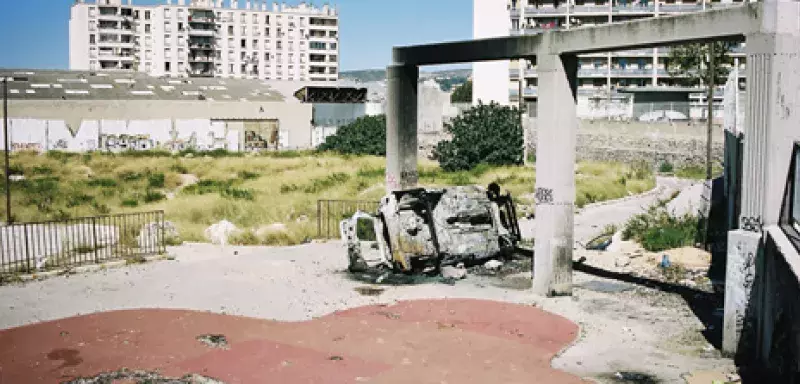 C’est la triste histoire d’une société emmurée dans un univers de béton qui tombe en ruine... (DR)