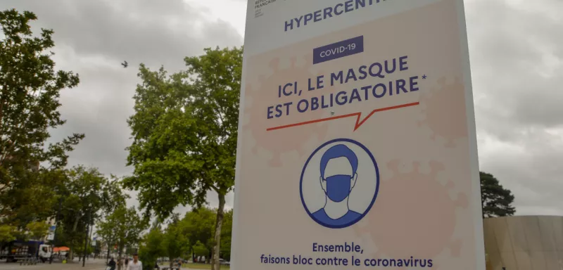 L'obligation du port du masque ne peut être imposée que si elle est "limitée aux lieux et aux heures de forte circulation de population" 