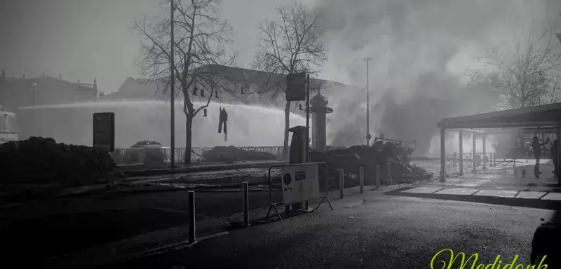 Après que le cortège des manifestants soit parti du quai Poult pour rejoindre la préfecture, la situation a commencé à se tendre, les forces de l'ordre faisant usage de leurs canons à eau et de leurs gaz lacrymogènes pour disperser les manifestants.