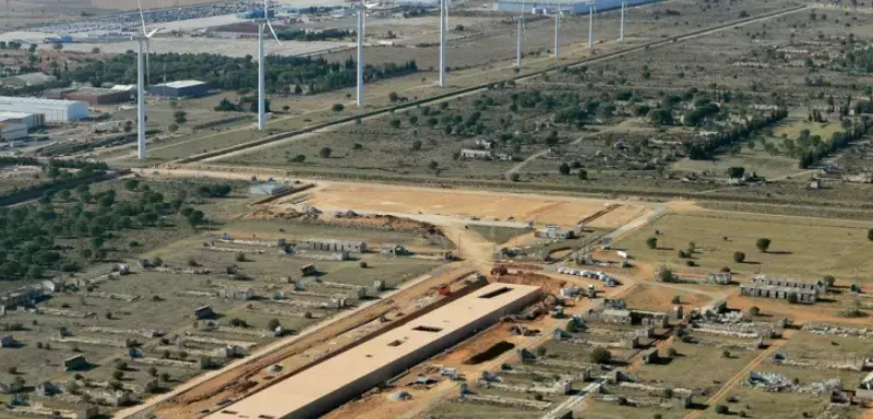 Construit sur l'ancien îlot F du camp, au milieu des constructions existantes, ce bâtiment de 4000 m2 est un espace de référence de l'histoire des déplacements contraints de populations et de leur mise sous contrôle, mais également un lieu de mémoire incontournable.