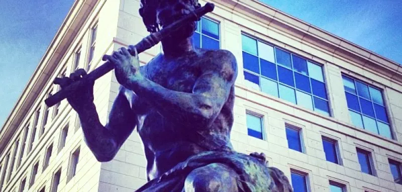 Une statue de Dyonisos, au cœur du quartier Antigone, créé à Montpellier à partir de 1977 par Georges Frêche, avec l'inspiration du géographe urbaniste Raymond Dugrand. (N.E)