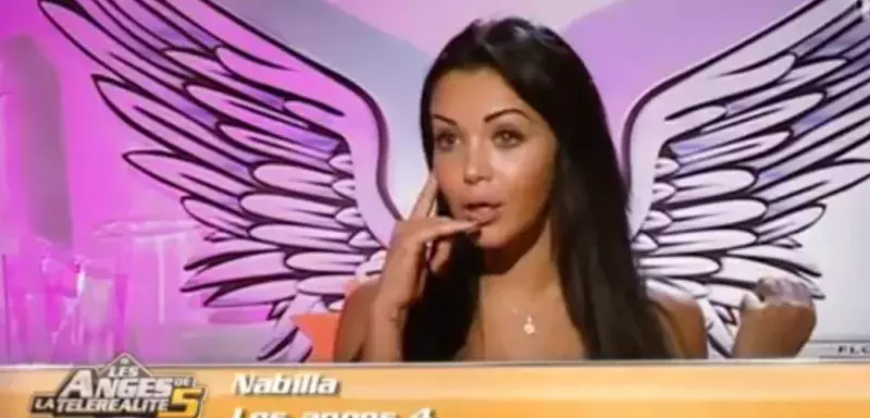 Nabilla, la télé-star des “Anges de la Télé-Réalité”, célèbre pour son “Allô, quoi ?” n’a plus de page dédiée dans Wikipédia. (D.R)  