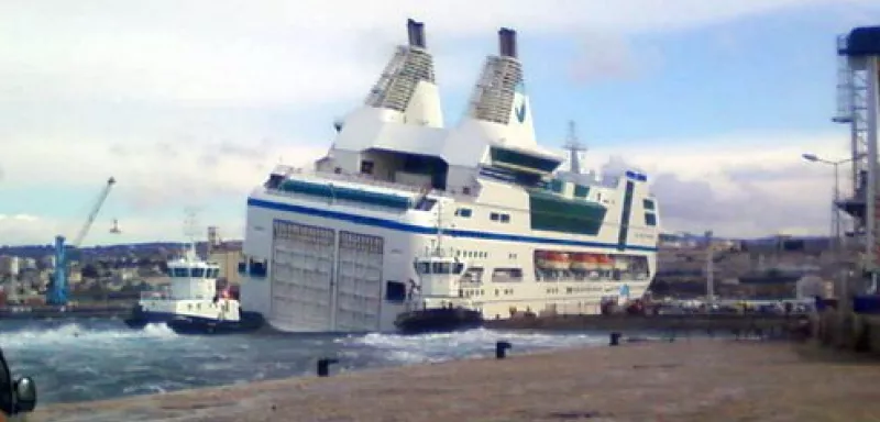  Le ferry a été finalement tenu à quai à l'aide de remorqueurs... (DR)